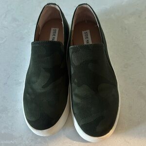 Steve Madden Camo Slip On Shoes Size 7.5
